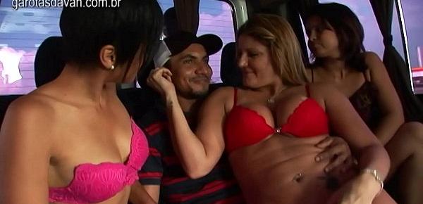  Garotas da Van - Marcelo fode com 3 mulheres de uma vez dentro de um carro